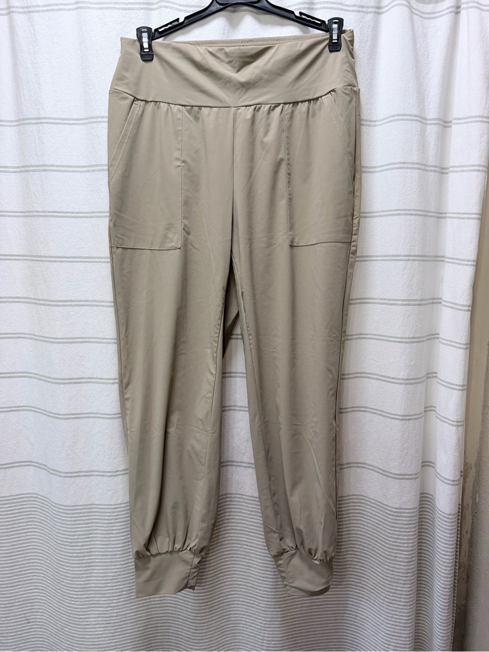 HALARA Lightweight Track Joggers in Beige